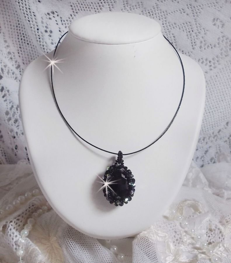Colar pendente Mirano com cristais Swarovski e contas pretas de sementes