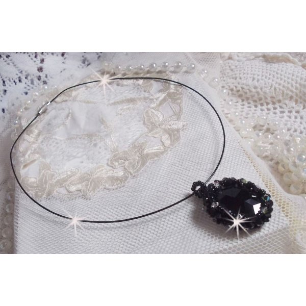 Colar pendente Mirano com cristais Swarovski e contas pretas de sementes