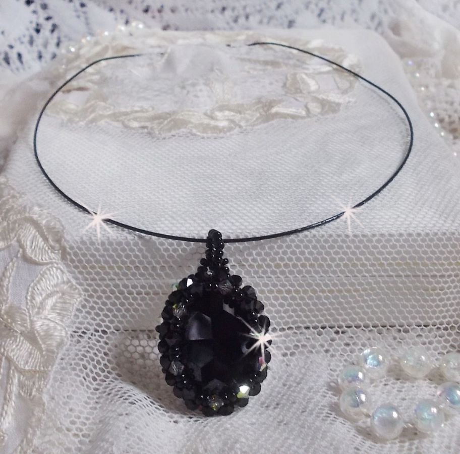 Colar pendente Mirano com cristais Swarovski e contas pretas de sementes