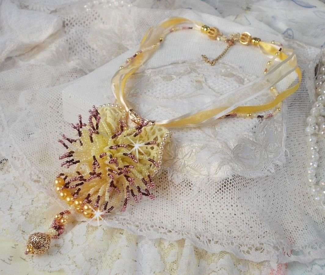 Colar pendente La Petite Robe Jaune com contas de sementes, missangas Swarovski e outras.