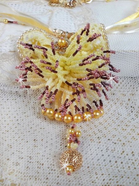 Colar pendente La Petite Robe Jaune com contas de sementes, missangas Swarovski e outras.