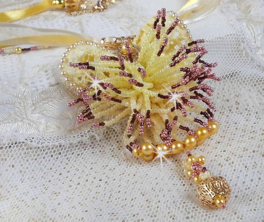 Colar pendente La Petite Robe Jaune com contas de sementes, missangas Swarovski e outras.