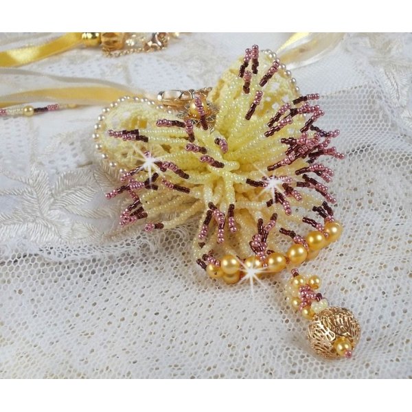 Colar pendente La Petite Robe Jaune com contas de sementes, missangas Swarovski e outras.