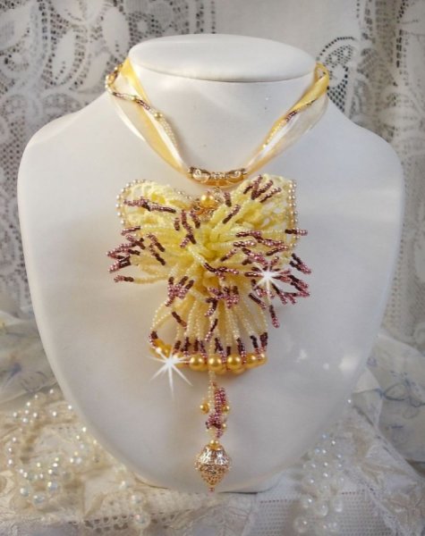 Colar pendente La Petite Robe Jaune com contas de sementes, missangas Swarovski e outras.