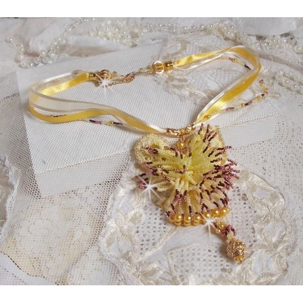 Colar pendente La Petite Robe Jaune com contas de sementes, missangas Swarovski e outras.
