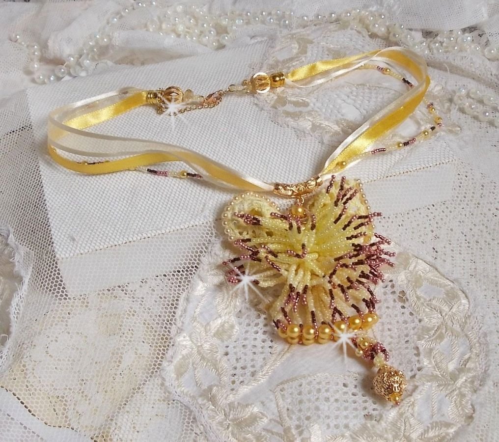 Colar pendente La Petite Robe Jaune com contas de sementes, missangas Swarovski e outras.