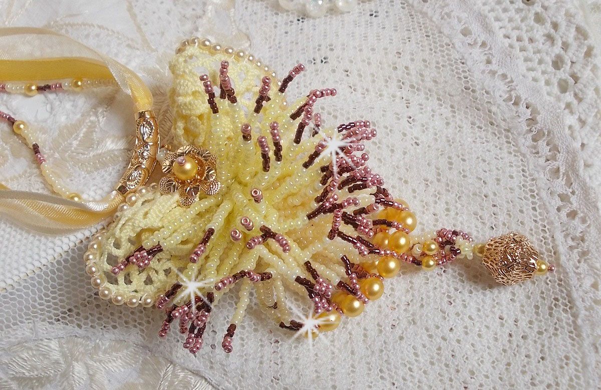 Colar pendente La Petite Robe Jaune com contas de sementes, missangas Swarovski e outras.