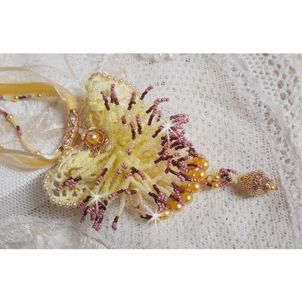 Colar pendente La Petite Robe Jaune com contas de sementes, missangas Swarovski e outras.