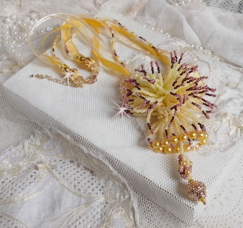 Colar pendente La Petite Robe Jaune com contas de sementes, missangas Swarovski e outras.