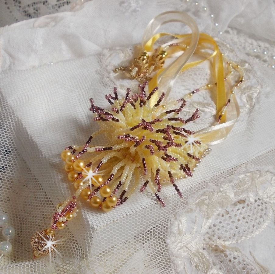 Colar pendente La Petite Robe Jaune com contas de sementes, missangas Swarovski e outras.