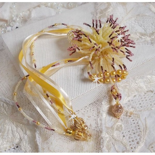 Colar pendente La Petite Robe Jaune com contas de sementes, missangas Swarovski e outras.