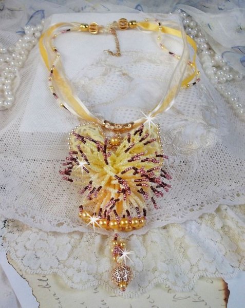 Colar pendente La Petite Robe Jaune com contas de sementes, missangas Swarovski e outras.