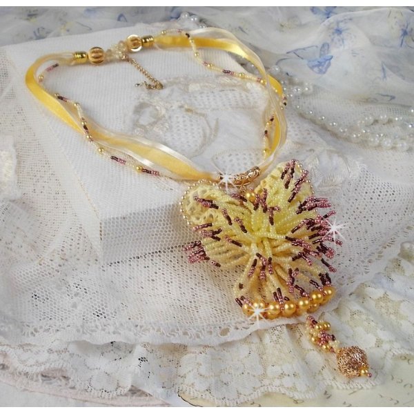 Colar pendente La Petite Robe Jaune com contas de sementes, missangas Swarovski e outras.