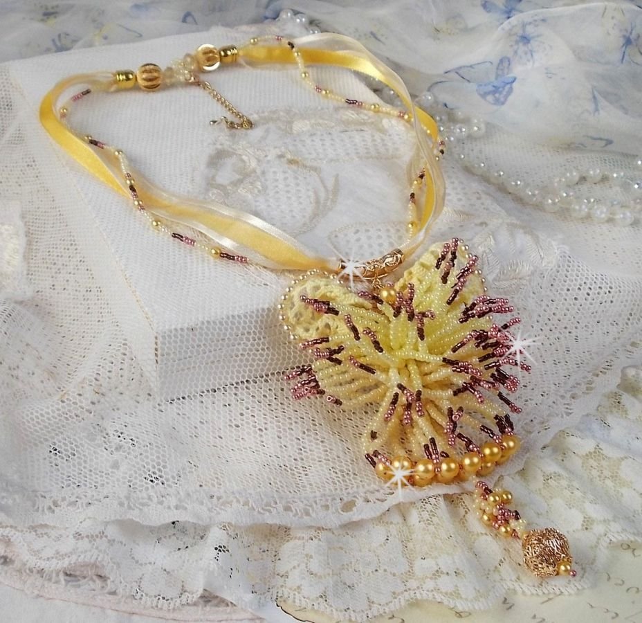 Colar pendente La Petite Robe Jaune com contas de sementes, missangas Swarovski e outras.
