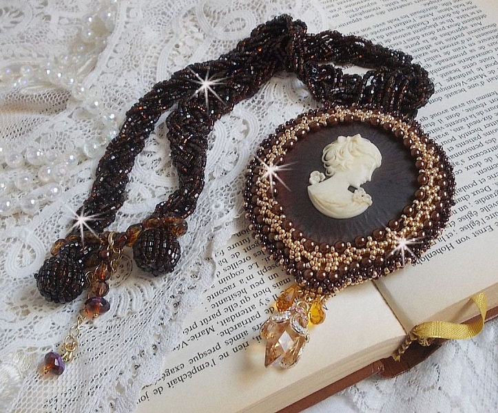 Collier pendentif Souvenir Eternel cr&eacute;e avec des perles de qualit&eacute;