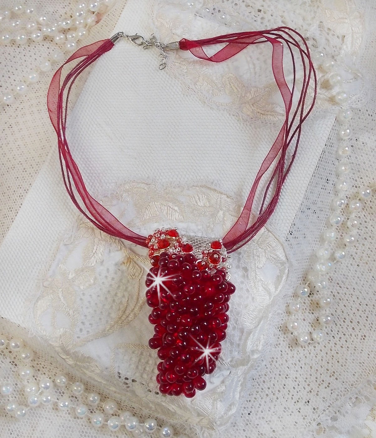 Colar pendente Tendre Rouge com gotas de vidro vermelho, contas redondas facetadas e pérolas