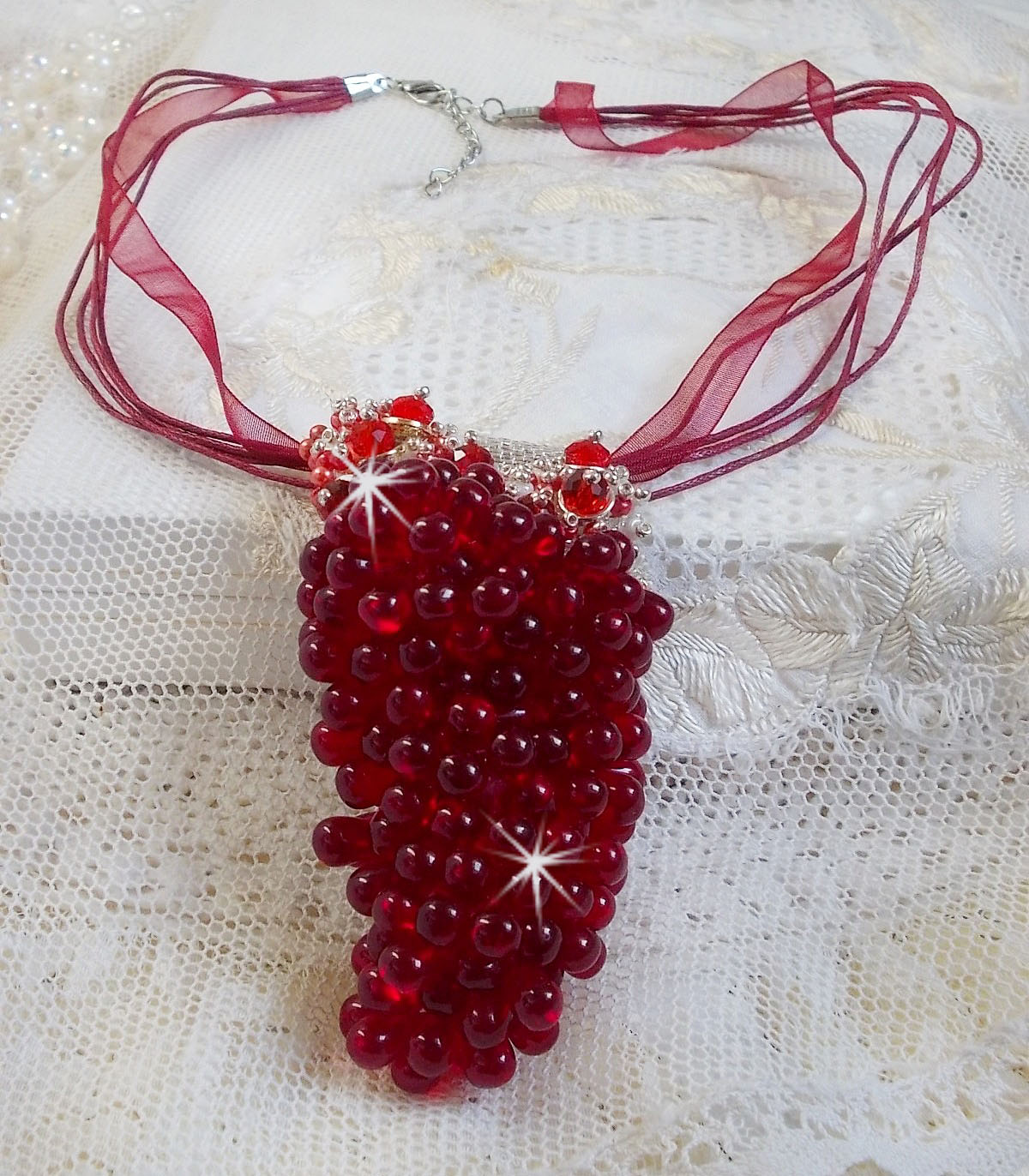 Colar pendente Tendre Rouge com gotas de vidro vermelho, contas redondas facetadas e pérolas