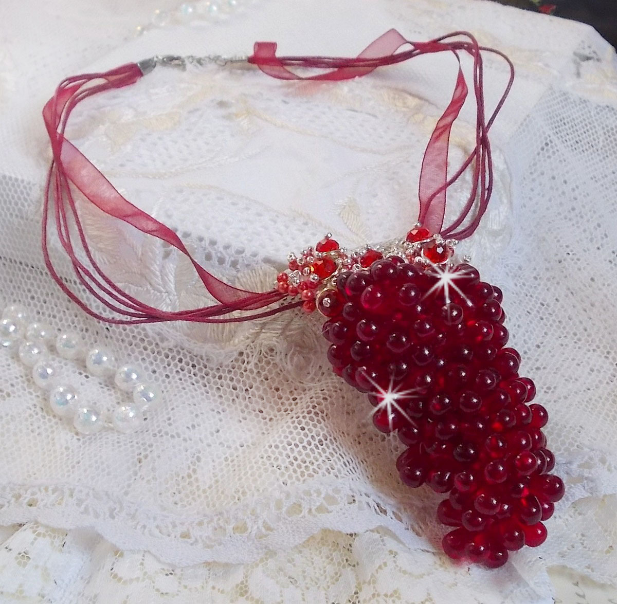 Colar pendente Tendre Rouge com gotas de vidro vermelho, contas redondas facetadas e pérolas