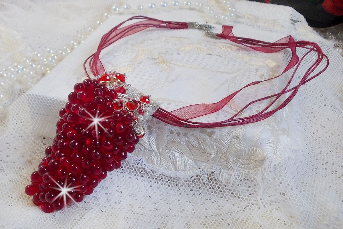 Colar pendente Tendre Rouge com gotas de vidro vermelho, contas redondas facetadas e pérolas