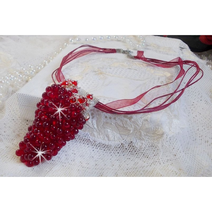 Colar pendente Tendre Rouge com gotas de vidro vermelho, contas redondas facetadas e pérolas