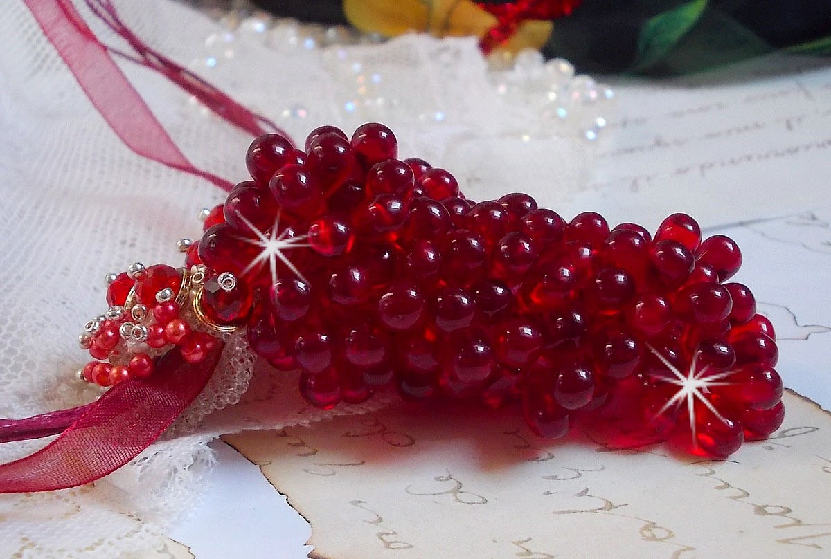 Colar pendente Tendre Rouge com gotas de vidro vermelho, contas redondas facetadas e pérolas