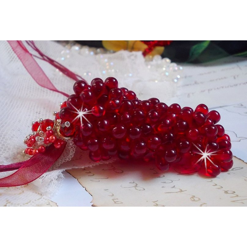 Colar pendente Tendre Rouge com gotas de vidro vermelho, contas redondas facetadas e pérolas
