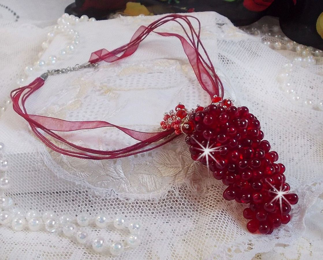 Colar pendente Tendre Rouge com gotas de vidro vermelho, contas redondas facetadas e pérolas