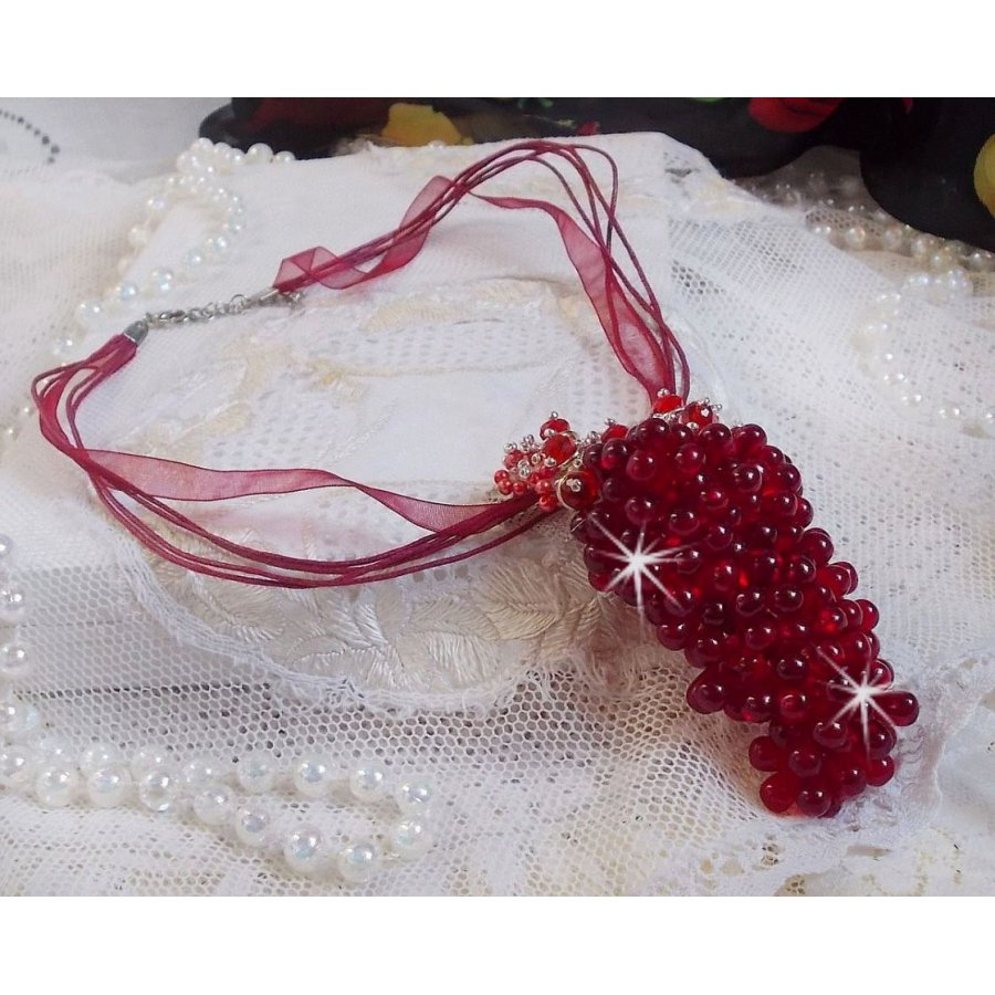 Colar pendente Tendre Rouge com gotas de vidro vermelho, contas redondas facetadas e pérolas
