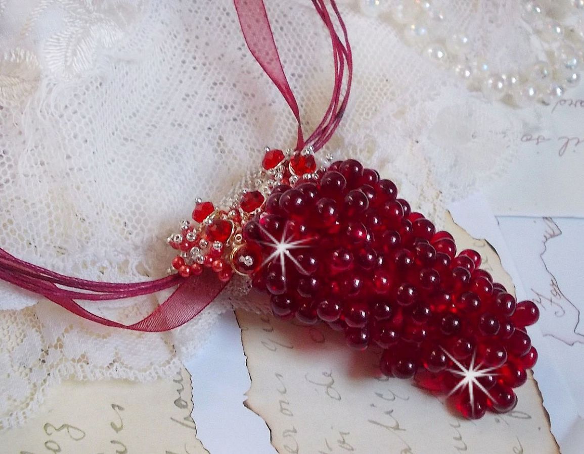 Colar pendente Tendre Rouge com gotas de vidro vermelho, contas redondas facetadas e pérolas