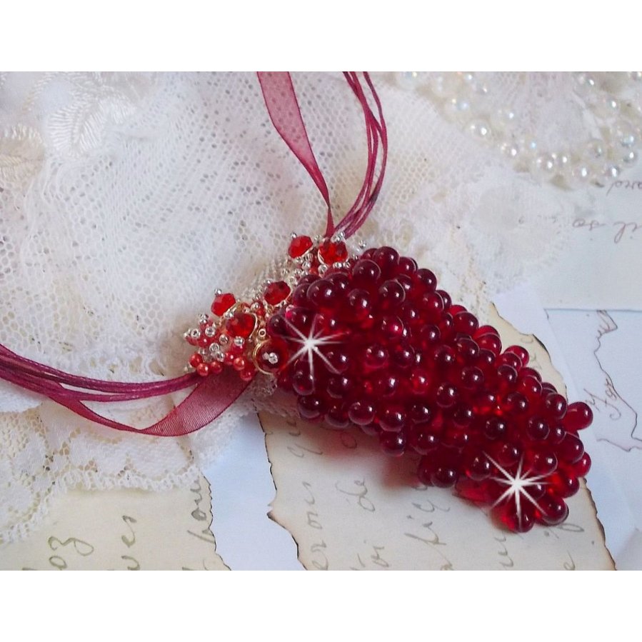 Colar pendente Tendre Rouge com gotas de vidro vermelho, contas redondas facetadas e pérolas