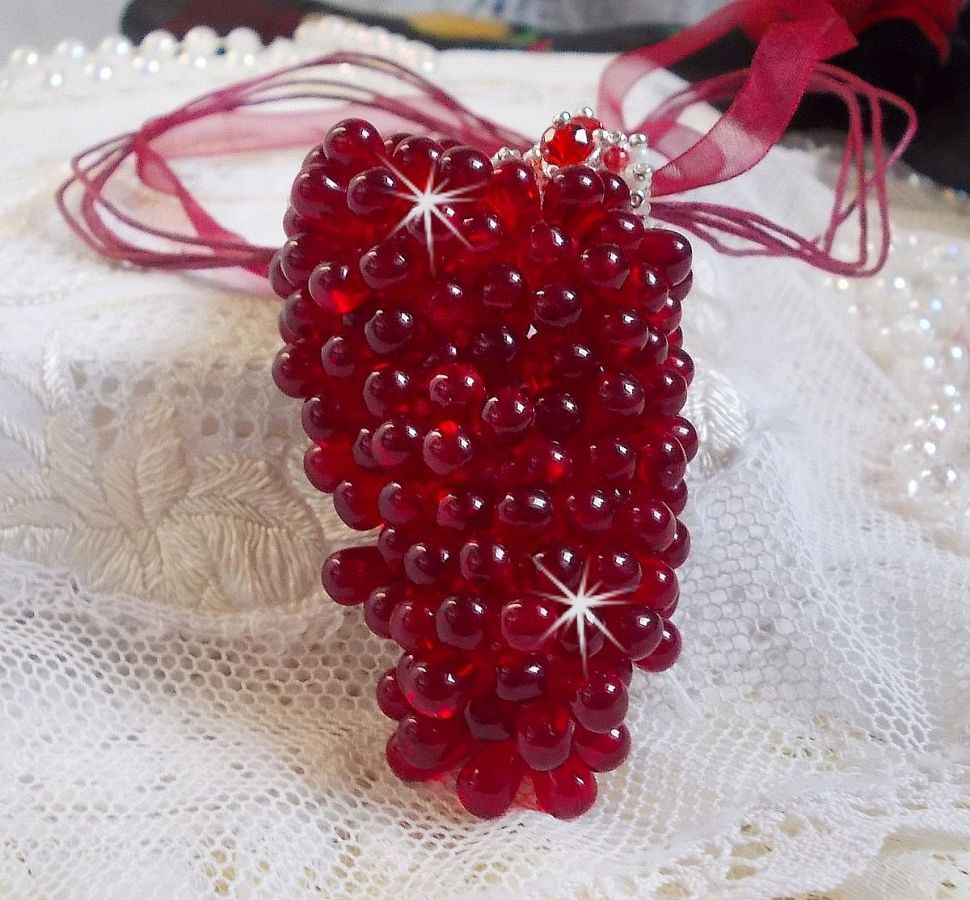 Colar pendente Tendre Rouge com gotas de vidro vermelho, contas redondas facetadas e pérolas