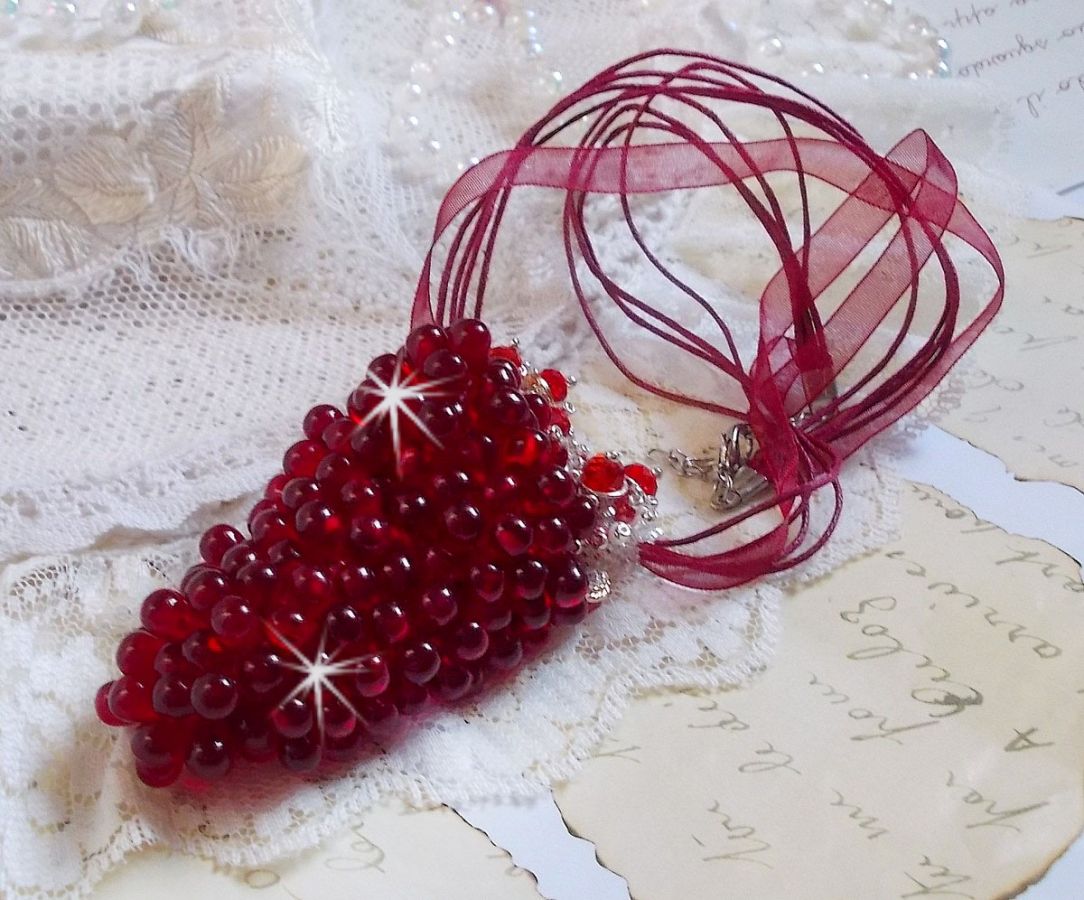 Colar pendente Tendre Rouge com gotas de vidro vermelho, contas redondas facetadas e pérolas