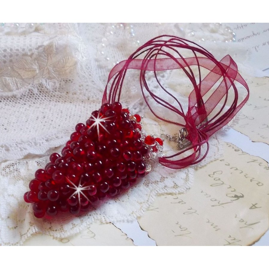 Colar pendente Tendre Rouge com gotas de vidro vermelho, contas redondas facetadas e pérolas