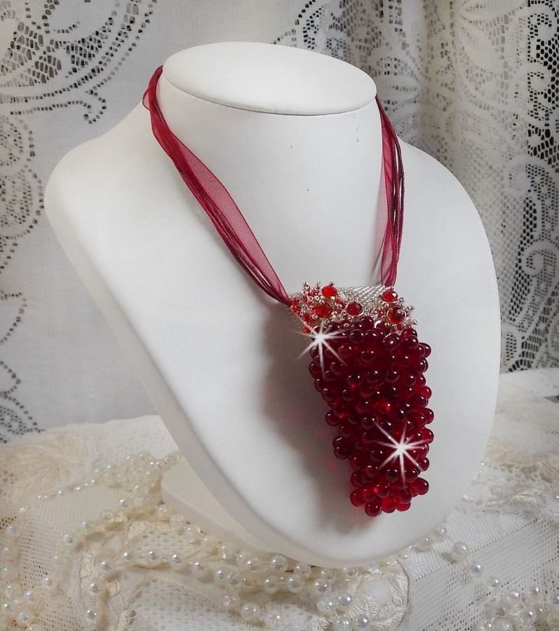 Colar pendente Tendre Rouge com gotas de vidro vermelho, contas redondas facetadas e pérolas