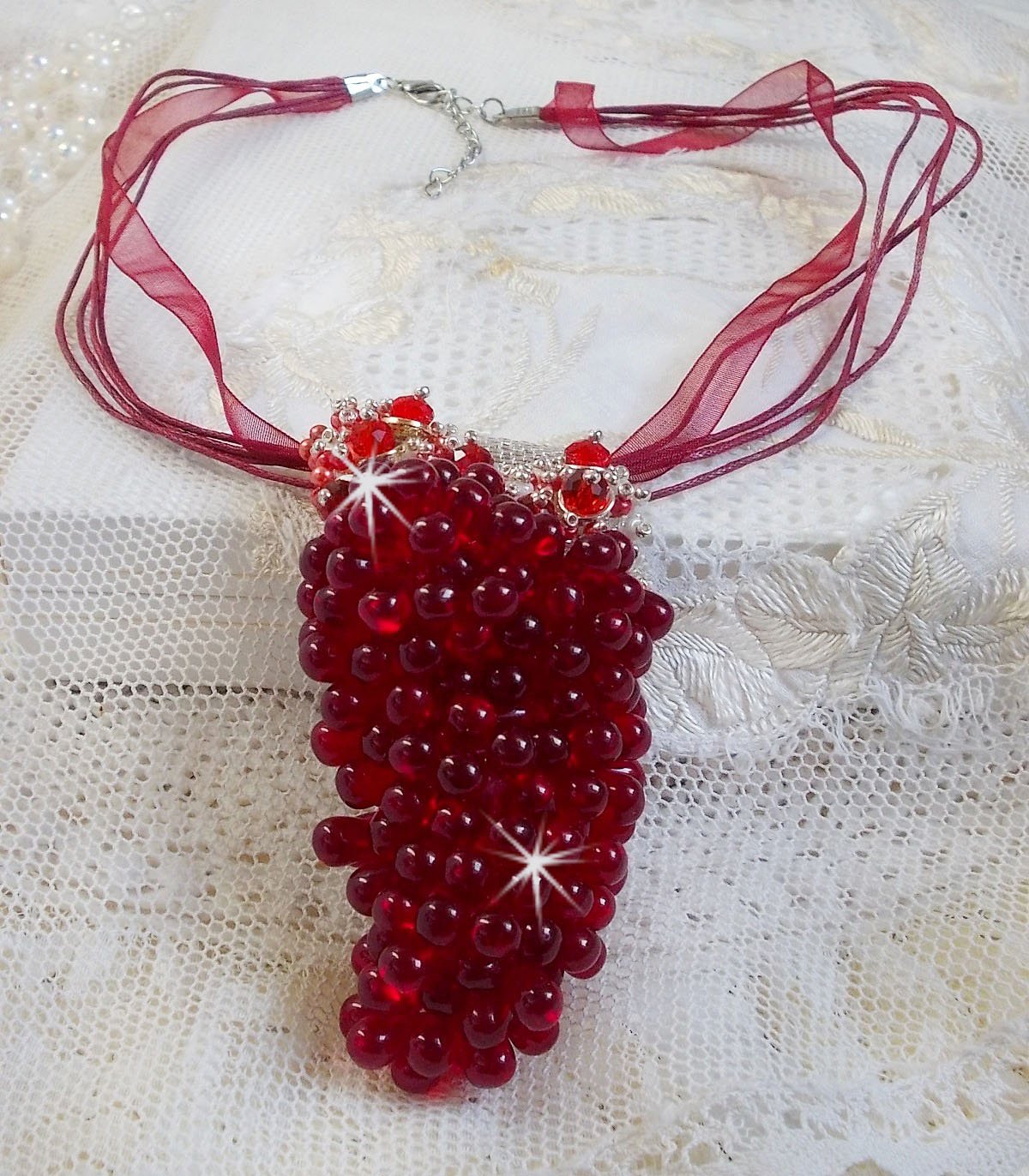 Colar pendente Tendre Rouge com gotas de vidro vermelho, contas redondas facetadas e pérolas