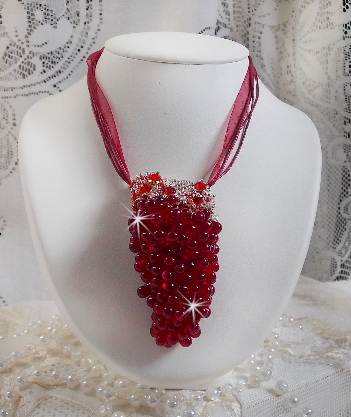 Colar pendente Tendre Rouge com gotas de vidro vermelho, contas redondas facetadas e pérolas