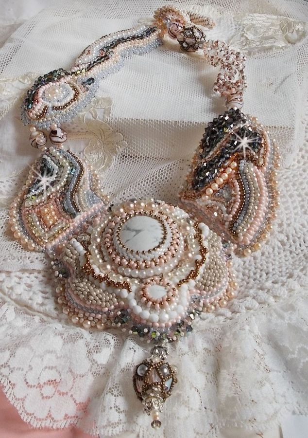 Colar Angelique Marquise des Anges Haute-Couture bordado com pedras preciosas e cristais Swarovski