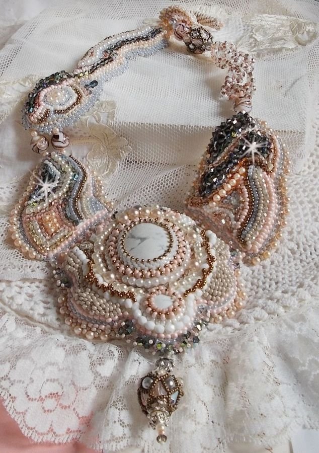 Colar Angelique Marquise des Anges Haute-Couture bordado com pedras preciosas e cristais Swarovski