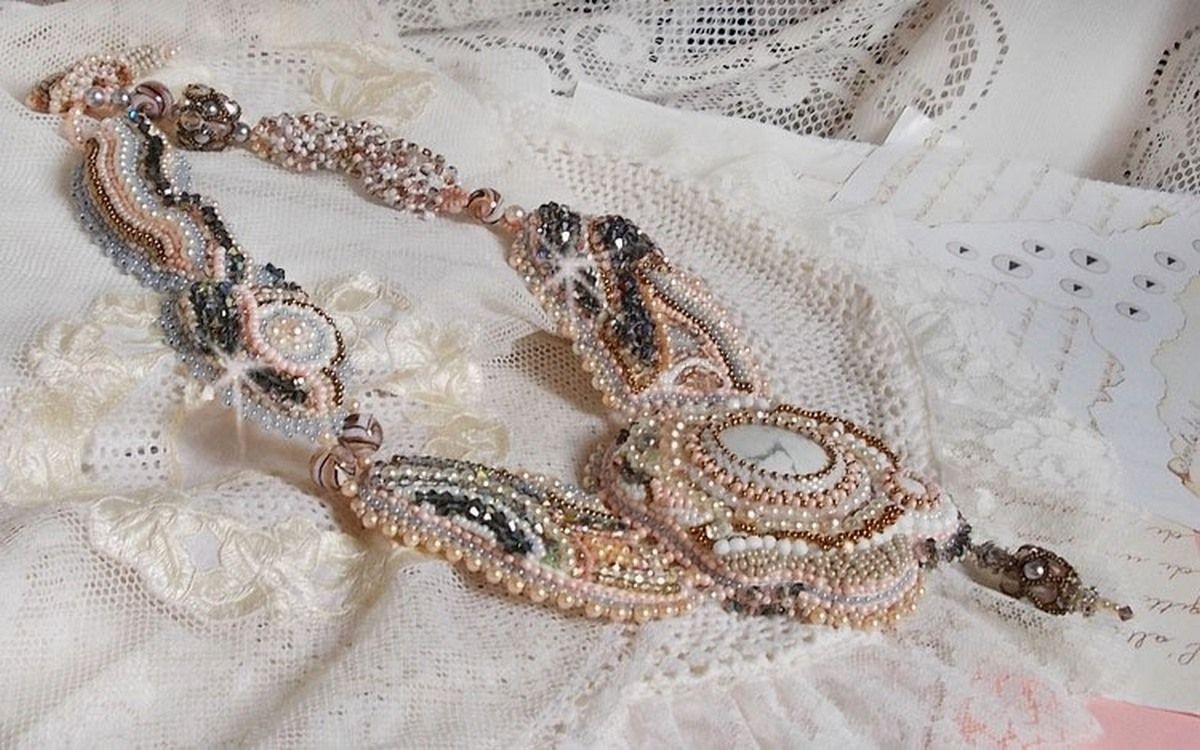 Colar Angelique Marquise des Anges Haute-Couture bordado com pedras preciosas e cristais Swarovski