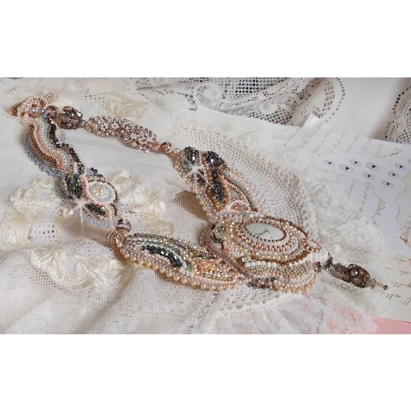 Colar Angelique Marquise des Anges Haute-Couture bordado com pedras preciosas e cristais Swarovski