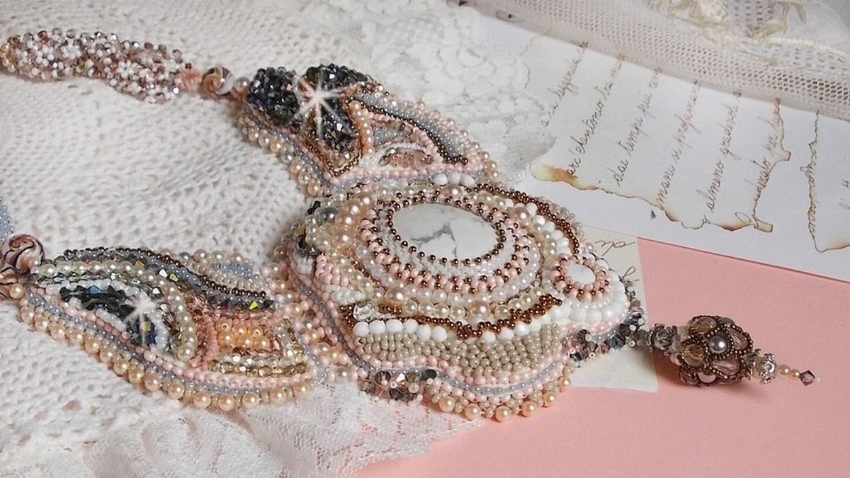 Colar Angelique Marquise des Anges Haute-Couture bordado com pedras preciosas e cristais Swarovski