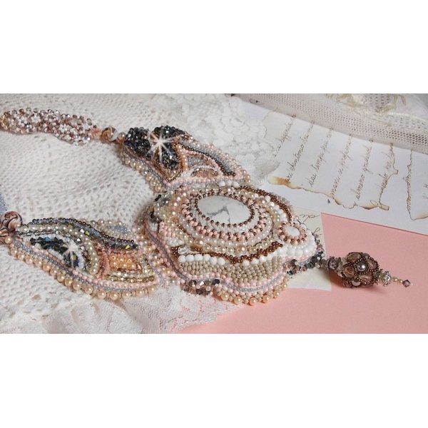 Colar Angelique Marquise des Anges Haute-Couture bordado com pedras preciosas e cristais Swarovski