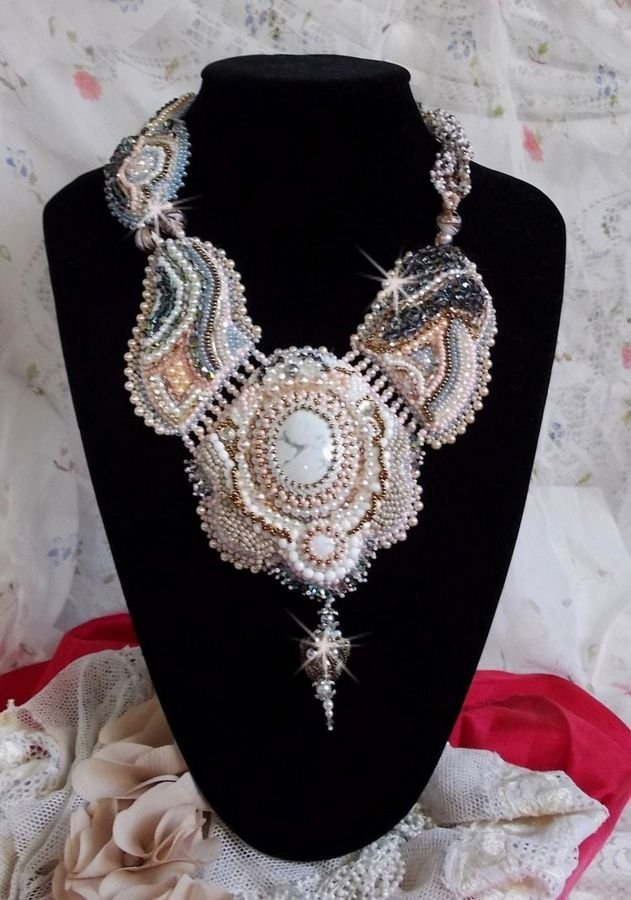 Colar Angelique Marquise des Anges Haute-Couture bordado com pedras preciosas e cristais Swarovski