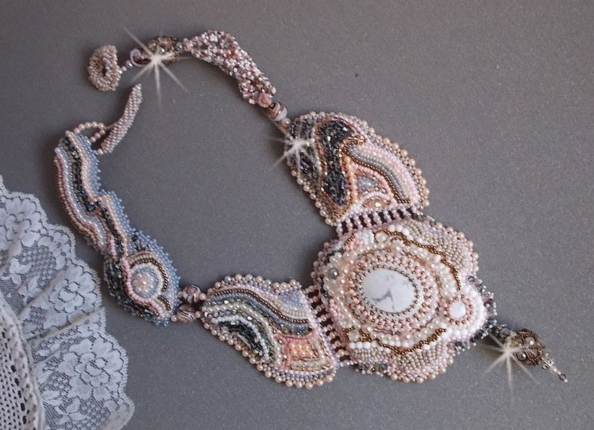 Colar Angelique Marquise des Anges Haute-Couture bordado com pedras preciosas e cristais Swarovski