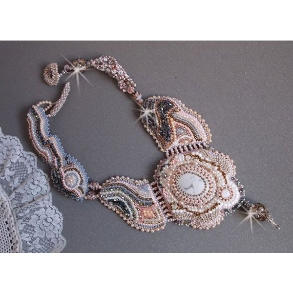 Colar Angelique Marquise des Anges Haute-Couture bordado com pedras preciosas e cristais Swarovski