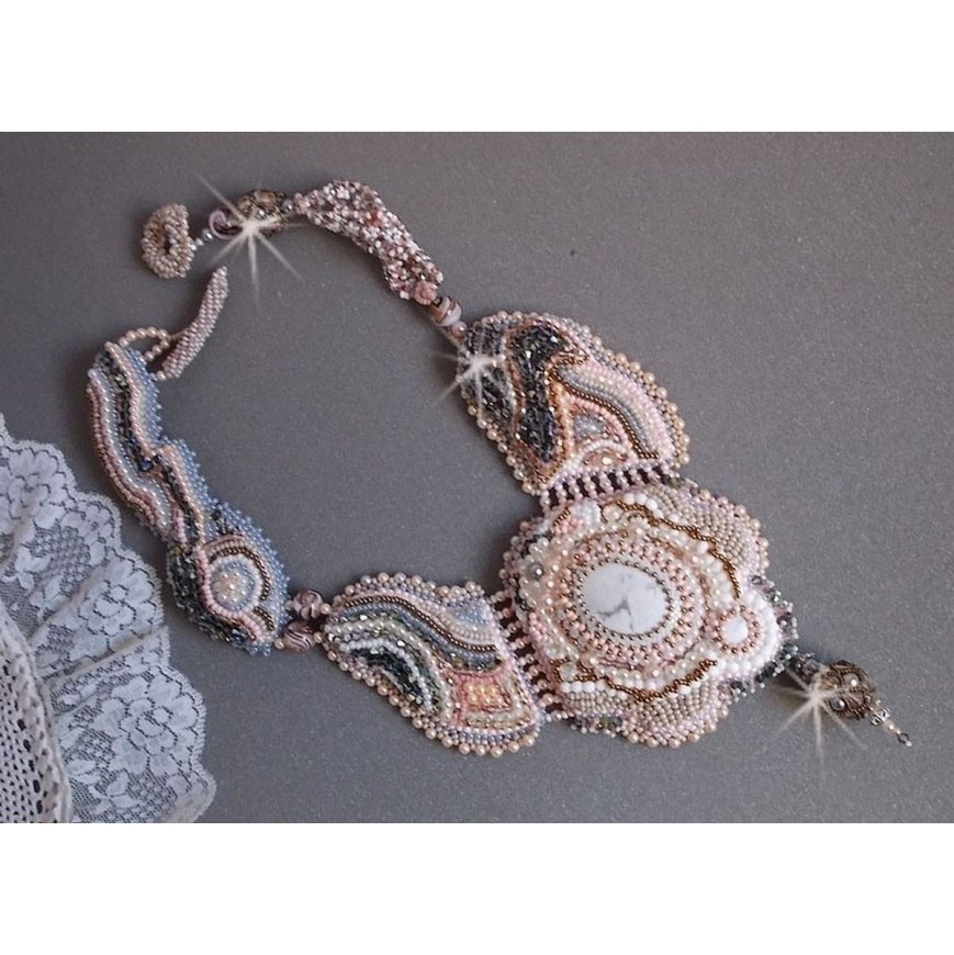 Colar Angelique Marquise des Anges Haute-Couture bordado com pedras preciosas e cristais Swarovski