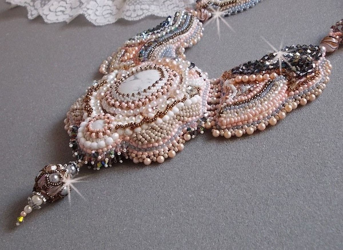 Colar Angelique Marquise des Anges Haute-Couture bordado com pedras preciosas e cristais Swarovski