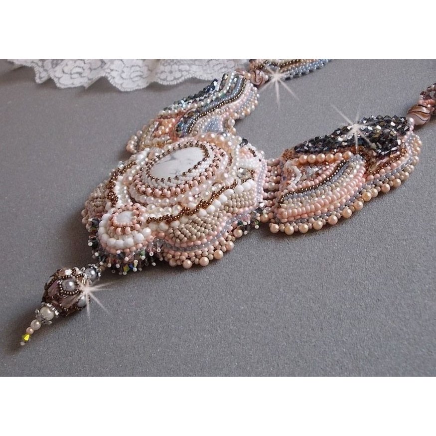 Colar Angelique Marquise des Anges Haute-Couture bordado com pedras preciosas e cristais Swarovski