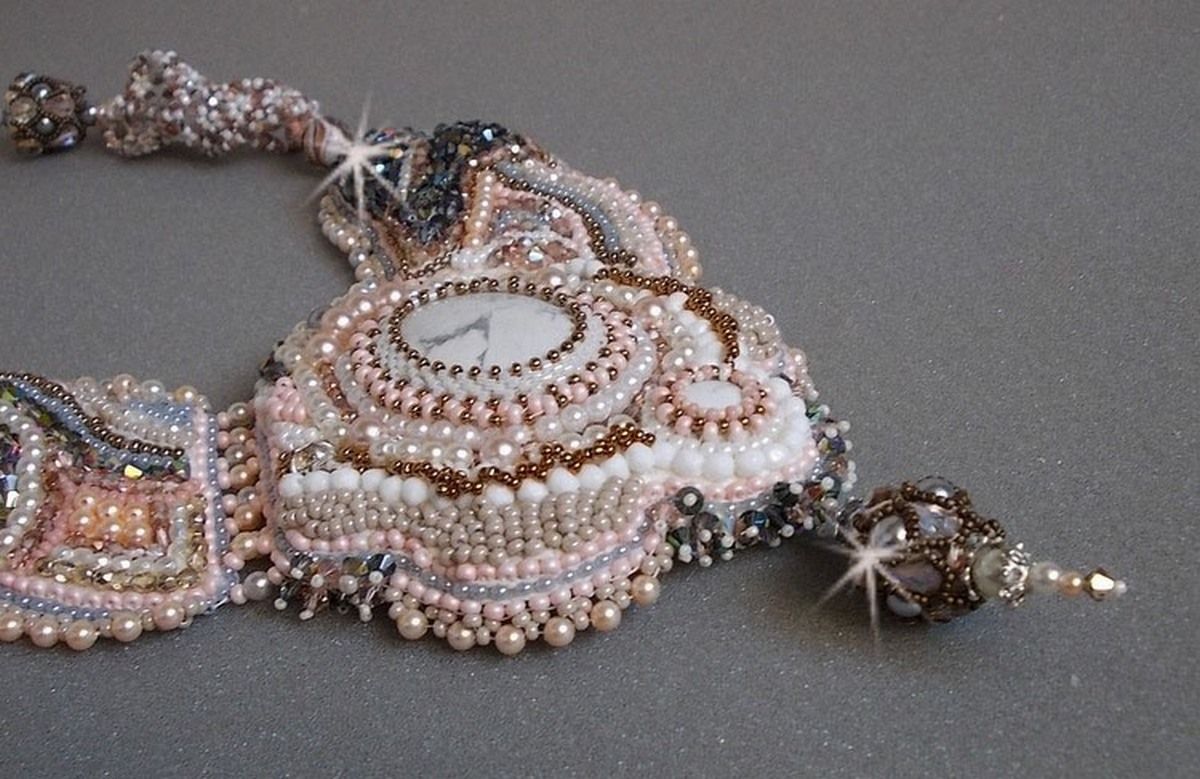 Colar Angelique Marquise des Anges Haute-Couture bordado com pedras preciosas e cristais Swarovski