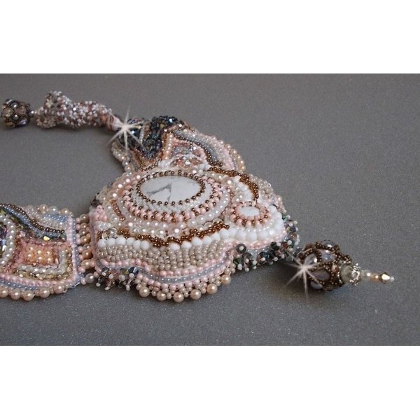Colar Angelique Marquise des Anges Haute-Couture bordado com pedras preciosas e cristais Swarovski